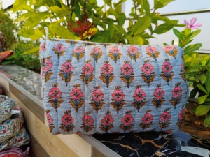 Pochette matelassée imperméable à fermeture éclair, organiseur de maquillage fait main, trousse de toilette en coton imprimé au bloc, design premium pour elle - Product Image 6