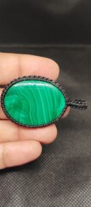 จี้มาลาไคต์คุณภาพสูง ทองเหลืองธรรมชาติ พร้อมงานถักมาคราเม่แบบมีกรอบ ราคาขายส่ง ขายดีที่สุดจากเมืองชัยปุระ - Product Image 2