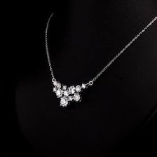 Collier en or blanc 14 carats avec cluster de diamants de laboratoire 3,5 carats, certifié IGI, couleur E, taille brillant rond, pendentif floral - Product Image 2