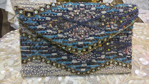 Bolso de mano de PVC estilo bohemio para mujer con cierre de cremallera, diseño de sobre con cuentas, colección étnica india, para uso diario. - Product Image 2