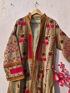 เสื้อโค้ทกำมะหยี่ซูซานี รุ่น 006 ยี่ห้อ FABRICATEFIZZ แบบยาว ปักลายดอกไม้ด้วยมือ เสื้อคลุมฤดูหนาวสุดหรูสำหรับผู้หญิง มีฮู้ดแบบกลับด้านได้ - Product Image 4