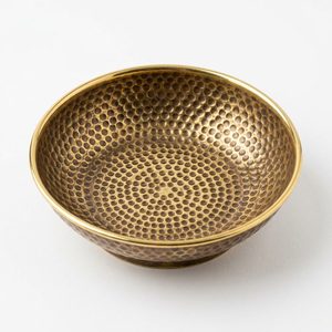 Décoration de table de mariage, bol martelé en laiton antique fait main de 11 cm pour porte-alliances ou décoration intérieure, India WB Inc - Product Image 1