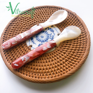 Avec une combinaison de nacre et de poignée en résine mica rouge Cuillère à caviar unique Apportez du luxe lorsque vous dégustez de la nourriture Taille 12cm - Product Image 2