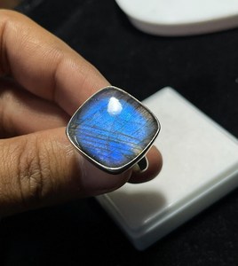 Anillo de Plata de Ley 92.5 con Labradorita Azul – Joyería con Gema Ovalada - Product Image 3