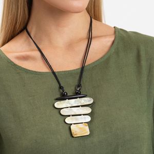 Collier pendentif double boucle en corne de buffle, artisanat naturel contemporain, écologique, fait main, accessoire de mode pour femmes - Product Image 2