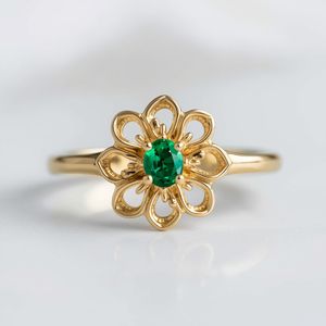 แหวนทองคำแท้ 14K ประดับมรกตทรงดอกไม้ มรกตสีเขียวธรรมชาติ เครื่องประดับหรูหราสำหรับงานแต่งงานและงานปาร์ตี้สำหรับผู้หญิง รับออกแบบตามสั่ง OEM - Product Image 1