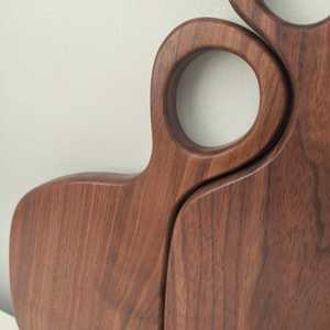 Ensemble de planches à découper en bois de noyer : Planches à fromage sculpturales avec poignées, cadeau de mariage, cadeau d'anniversaire ou cadeau de pendaison de crémaillère - Product Image 6