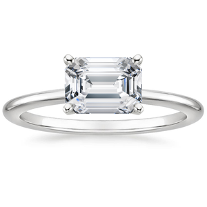 Bague de fiançailles solitaire en diamant taille émeraude en or blanc, sertie de griffes, style classique pour femme - Product Image 1