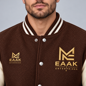 Chaqueta Varsity para Hombre en Color Marrón con Bloques de Color, Logotipo Bordado en Dorado, Cuerpo de Lana, Mangas de PU, Cuello Alto, Botones a Presión, Abrigo de Invierno - Product Image 6