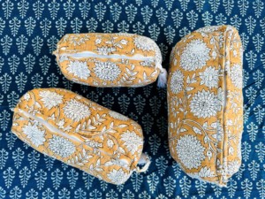 Ensemble de trousses de toilette et de maquillage vintage personnalisables en coton écologique, imprimées à la main, avec 3 grandes pochettes de voyage étanches à fermeture éclair - Product Image 4