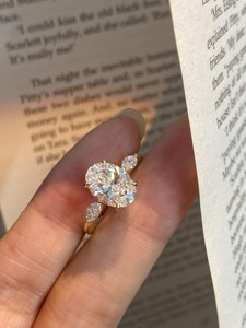 แหวนเพชรแล็บรูปไข่ 2 กะรัต ทองคำขาว 14K แหวนหมั้นสามเม็ด สี E ความสะอาด VVS2 รับรองโดย IGI พร้อมเพชรทรงมาร์คีส์ด้านข้าง - Product Image 5