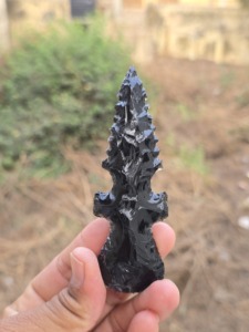 Punta de flecha de obsidiana negra de 8 pulgadas, grabada a mano, con mango de madera, para rituales espirituales, decoración de altar. - Product Image 3