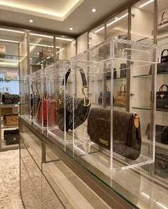 Elegante Exhibidor de Acrílico Transparente para Bolsos, Moderno y de Pie, para Proteger y Exhibir Diseños - Product Image 6