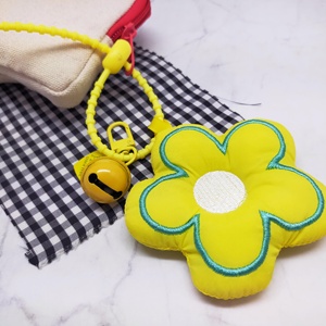 Adorables llaveros de peluche con forma de flor, un accesorio adorable para realzar tus bolsos o llaves. - Product Image 2
