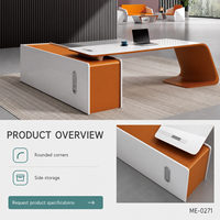 Bureau de direction moderne incurvé avec plateau bicolore arrondi et rangement latéral en bois, autoportant pour bureaux de direction
