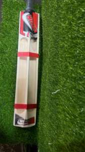 ไม้คริกเก็ตคุณภาพดีที่สุด น้ำหนักเบา ทันสมัย สำหรับใช้งานกลางแจ้ง ทำจากวิลโลว์ธรรมชาติของอินเดีย ทนทาน ด้ามจับมาตรฐาน สีน้ำตาล สำหรับคนถนัดขวา ขนาด 16-20 มม. - Product Image 6