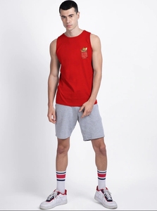 เสื้อกล้ามผู้ชายสีแดง คอกลม ปักโลโก้ด้านหน้า สไตล์ลำลอง ผ้าถัก - Product Image 3