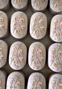 Coffret Cadeau Luxe Anniversaire : Baklava, Dattes, Barre de Chocolat – Boîte Broderie Rose pour Desserts, Bonbons et Friandises - Product Image 6