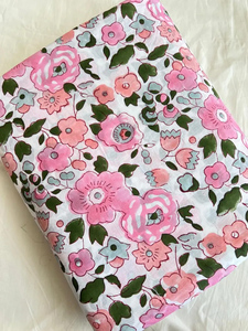 Tissu en coton imprimé à la main à motifs floraux roses, écologique, blanc, Jaipur Sanganeri, tissu indien pour la confection de robes pour garçons, vendu au mètre - Product Image 3