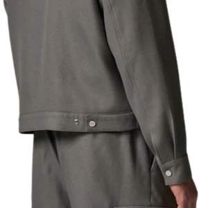 Veste en laine mélangée sur mesure pour homme en gris avec fermeture éclair, design élégant et tissu de haute qualité pour une mode moderne et un confort optimal - Product Image 5