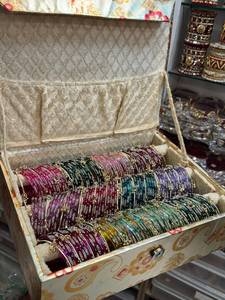 Ensemble chic de chooris en verre cachemiri multicolores avec des bracelets traditionnels Ghungroo pour une mode ethnique festive et contemporaine - Product Image 6