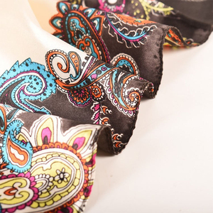 Foulard carré en satin de soie imprimé avec logo personnalisé, motif géométrique, animalier, losanges, feuilles, floral, cachemire, toutes saisons - Product Image 3