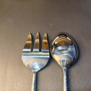 Ensemble de service à salade contemporain en 2 pièces avec texture martelée, poignées extra-longues et fines, finition chromée polie - Product Image 4