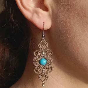 Pendientes de Macramé Hechos a Mano con Turquesa, Joyería Boho con Piedras Preciosas, Regalo para Mujer - Product Image 1