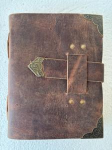 Carnet en cuir vintage avec papier à bords festonnés, coins métalliques décoratifs, fait main, pour la rédaction - Product Image 3