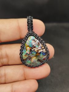 Pendentif en pierre précieuse en macramé rond classique Abalone Art - Product Image 6