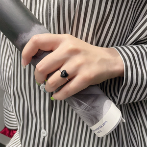 Anillo de mujer con piedra preciosa de jade y diseño de corazón negro vintage - Product Image 5