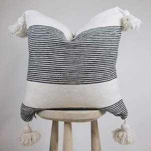 Housses de coussin d'oreillers pour le salon Housse de coussin carrée tissée à la main de style bohème avec frange à bas prix - Product Image 1