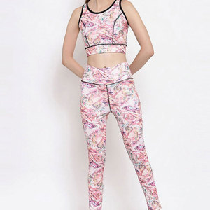 Ensemble de yoga pour femmes, prix raisonnable, design tendance, solide, imperméable, fabriqué au Pakistan, vêtements de sport, qualité supérieure sans couture - Product Image 1