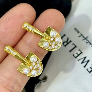 Boucles d'oreilles créatives en forme de mini pelle en or avec perle d'eau douce et cristal, anti-allergiques, tendance, uniques, perle d'eau douce, pelle en or - Product Image 2