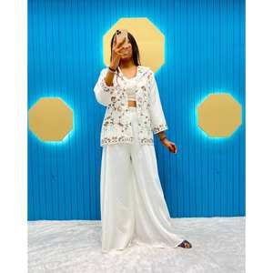 Ensemble de costume de soirée pour femmes de créateur avec un magnifique haut et un bas Koti - Product Image 2