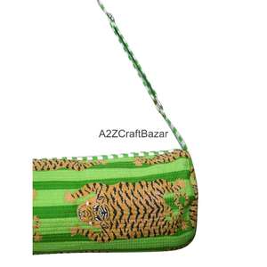 Sac de week-end matelassé en coton imprimé floral, style bohème moderne, pour yoga et plage, avec patchs et motifs imprimés à la main, écologique et durable - Product Image 5