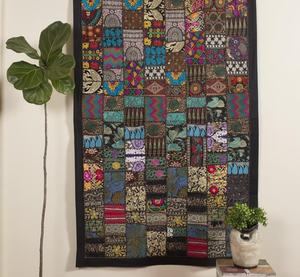 ผ้าแขวนผนังตกแต่งบ้านสไตล์วินเทจอินเดีย ทำจากผ้าฝ้ายปะติดปะต่อ พร้อมงานปักสีสันสดใส ทำด้วยมืออย่างมีสไตล์ - Product Image 2