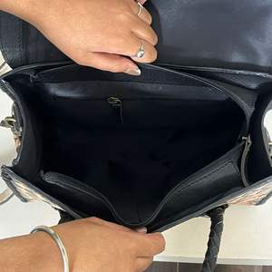 Sac fourre-tout élégant en cuir de vachette travaillé à la main avec bandoulière, motif à carreaux de créateur, style western, sac à main pour femmes - Product Image 6