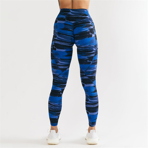 Leggings de sport taille haute pour femmes, design vintage drapeau américain imprimé par sublimation noire personnalisée - Product Image 3