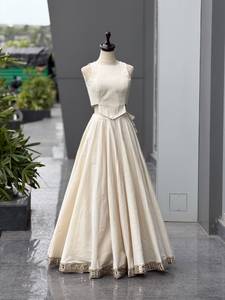 Lehenga Choli de Gasa Crema, Largo hasta el Suelo, Reversible, con Estampado Bandhej y Lentejuelas, Ropa Étnica para Mujer, para Bodas - Product Image 2
