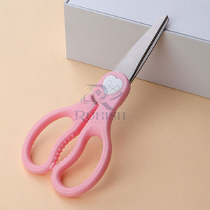 Ciseaux pour bébé en acier inoxydable en gros, à pointe arrondie, réutilisables et légers, pour les soins des nourrissons et la distribution en gros - Product Image 6