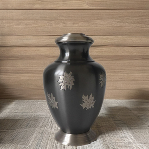 Urna Funeraria de Latón Hecha a Mano con Diseño de Hoja de Arce, Urnas Personalizadas Grabadas para Cenizas Humanas, Urna de Metal Duradera para Cenizas Humanas con Diseño Grabado - Product Image 1