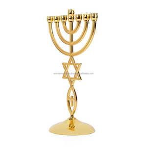 Bougeoir Menorah de qualité supérieure en laiton massif candélabre design en relief pour la décoration de la maison Look incroyable disponible - Product Image 2