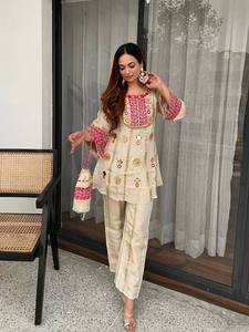 Ensemble Kurta et pantalon brodés à la main pour femmes |   Vêtements ethniques de créateur pour les fêtes - Product Image 1