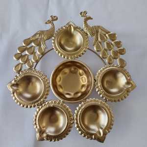 Lampe à huile en forme de paon avec cinq supports de bougies pour activités religieuses, ensemble de Diya décoratif en métal durable - Product Image 1
