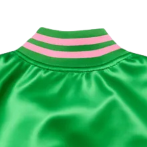 เสื้อแจ็คเก็ตวาร์ซิตี้สีเขียวซาตินแบบครอป ยี่ห้อ AKA พร้อมขอบริบสีชมพูและสีขาว ปักลายสัญลักษณ์ชมรม  สำหรับผู้หญิง - Product Image 3