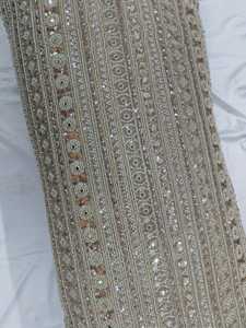 Tissu en mousseline de soie lourdement brodé avec des motifs miroir, des perles et des paillettes pour robe - Product Image 5