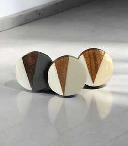 Pomos de Resina Minimalistas de Diseño Único para Cajones, Armarios, Cómodas y Cocinas - Ecológicos y Duraderos, Hechos a Mano - Product Image 2