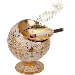 Cendrier de bureau rond vintage plaqué or avec motif floral pour usage domestique - Product Image 1