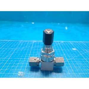 Vanne à diaphragme FUJIKIN 316L 076921 haute pureté, utilisée comme pièce détachée pour équipement semi-conducteur Legacy - Product Image 1
